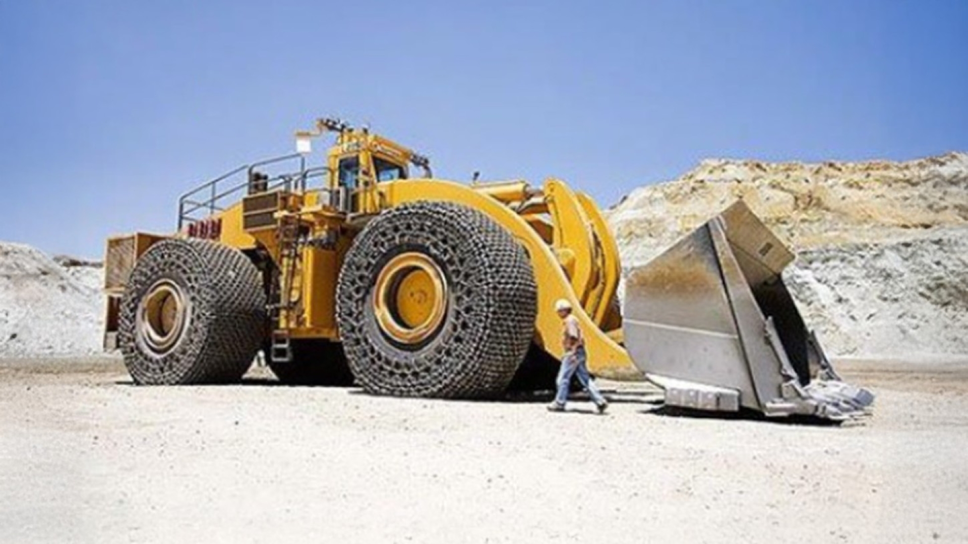 Man walking towards the LeTourneau L-2350 end loader