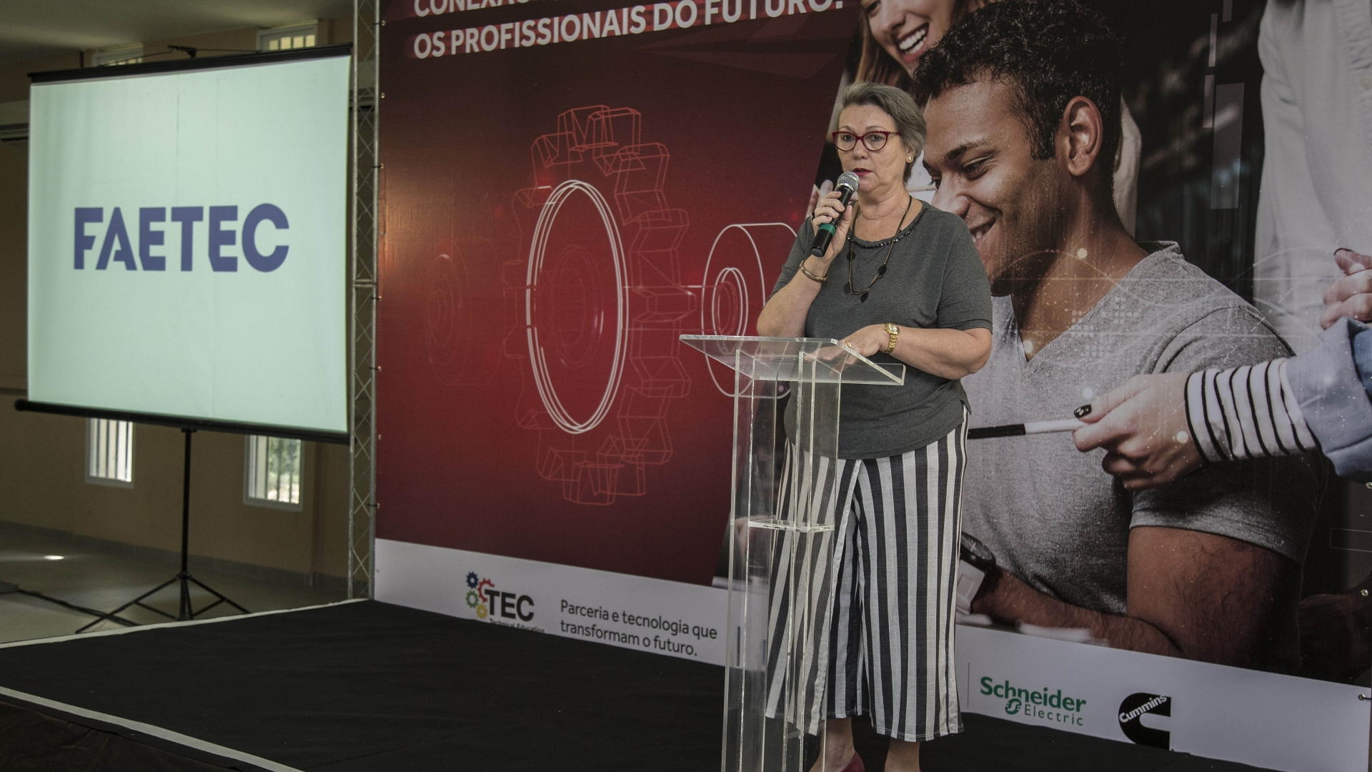 Rogéria Varella Almeida, coordinator of FAETEC, the educational institution that supports Cummins TEC, addresses a ceremony to celebrate the start of the initiative.