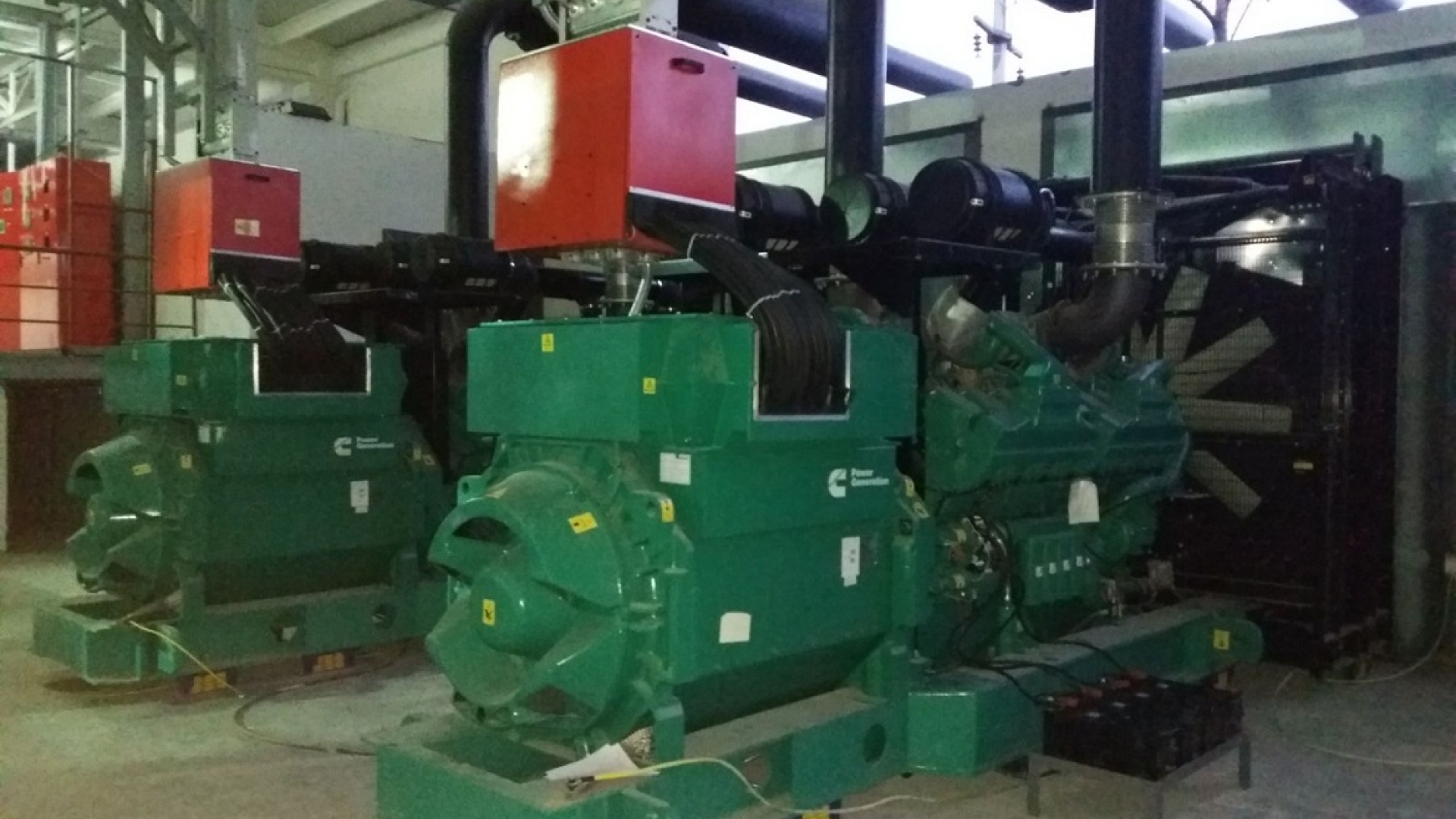 To meet continuous production and workflow demand, Cummins Turkey provided the emergency standby power solution for the Baştürk Glass Factory with 2 x C2500 D5A diesel generator sets.