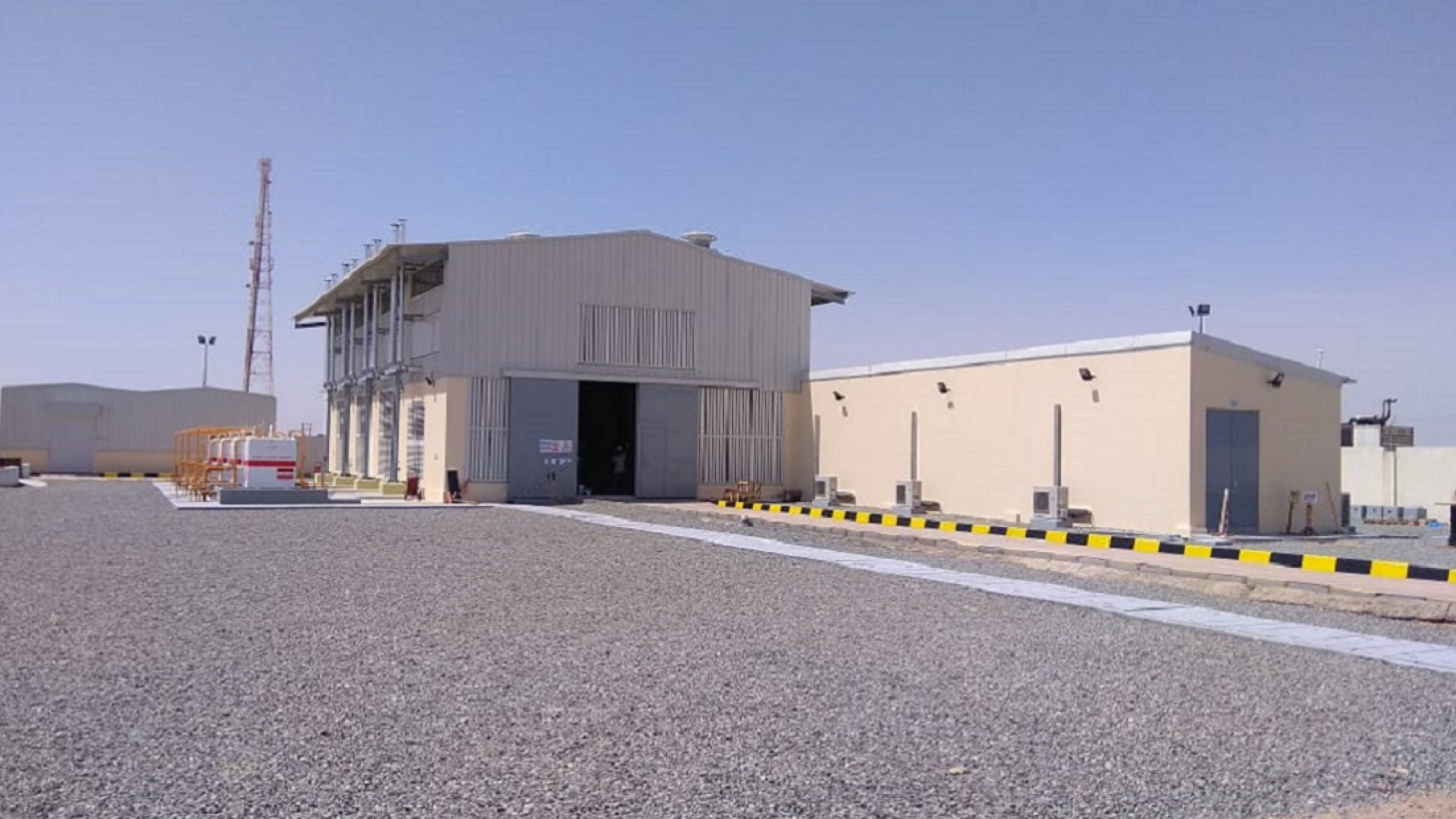 The Cummins prime power systems are using their time-tested paralleling and load share controls to meet the local power needs in Al Wusta Governorate, Oman.